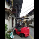 Eine Palette und ein Gabelstapler ersetzen den Hubsteiger beim Reparieren eines Wärmetauschers